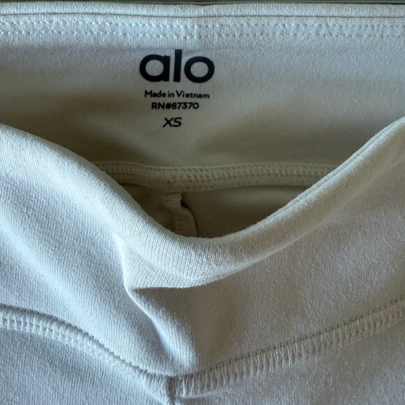 Alo Yoga Airbrush High-Waist Flutter Legging - Ivory - Picture 10 of 11